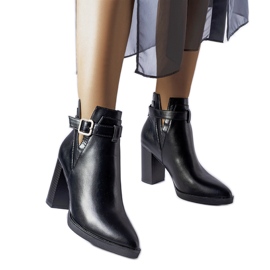 Fekete magas sarkú bokacsizma a Whitman-től Fekete magas sarkú bokacsizma a Whitman-től