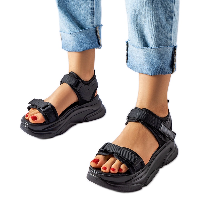 Fekete sportszandál a Tampa platformon