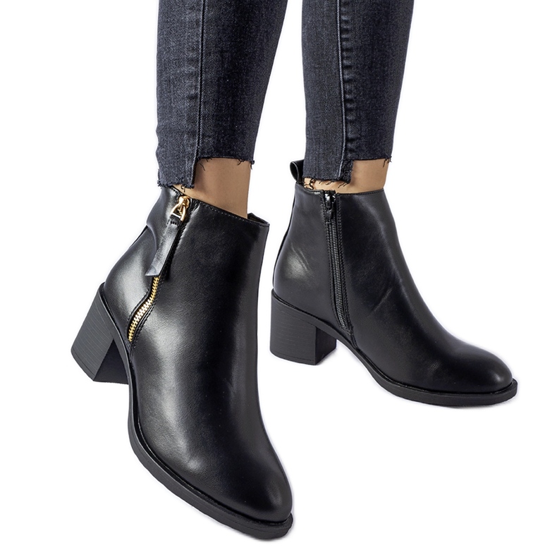 Fekete klasszikus Ivano alacsony sarkú bokacsizma