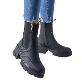 Fekete bokacsizma masszív Mafalda talppal Fekete bokacsizma masszív Mafalda talppal