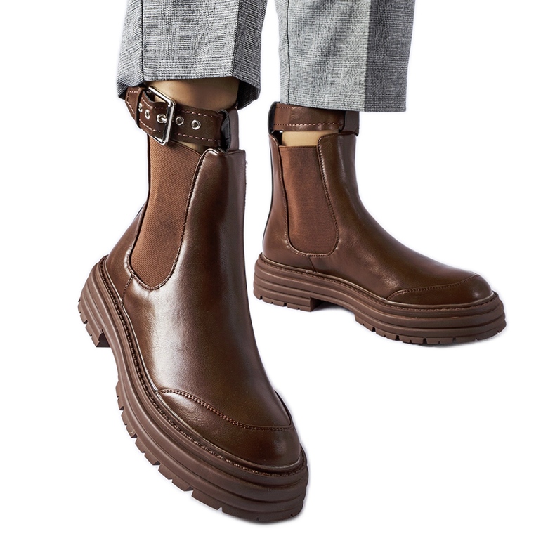 Barna csizma dekoratív rögzítéssel a Jonesboro-tól