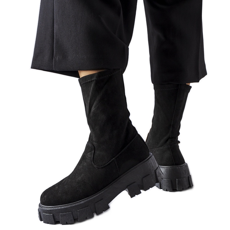 Inna Fekete velúr és zoknis bokacsizma a Pancrazio öko-velúrtól