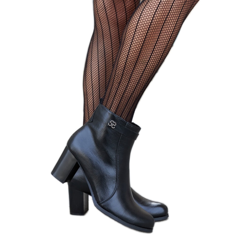 Fekete szigetelt bokacsizma Barreto strasszokkal