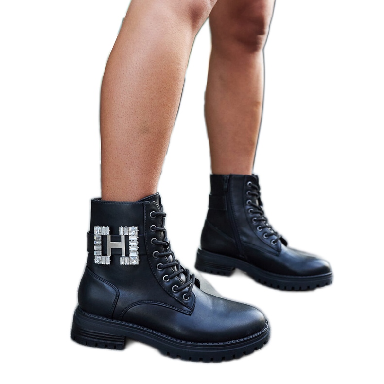 Inna Fekete munkáscipő dekoratív Guevara cirkóniákkal