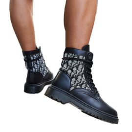 Fekete monogrammal díszített csizma