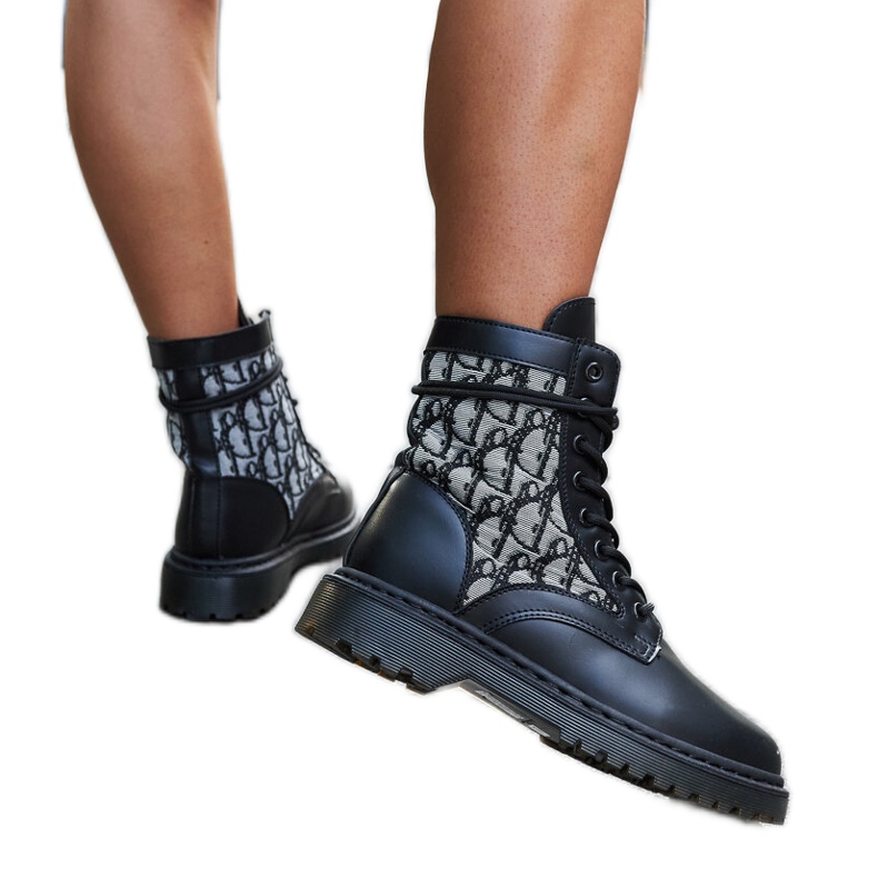 Fekete monogrammal díszített csizma