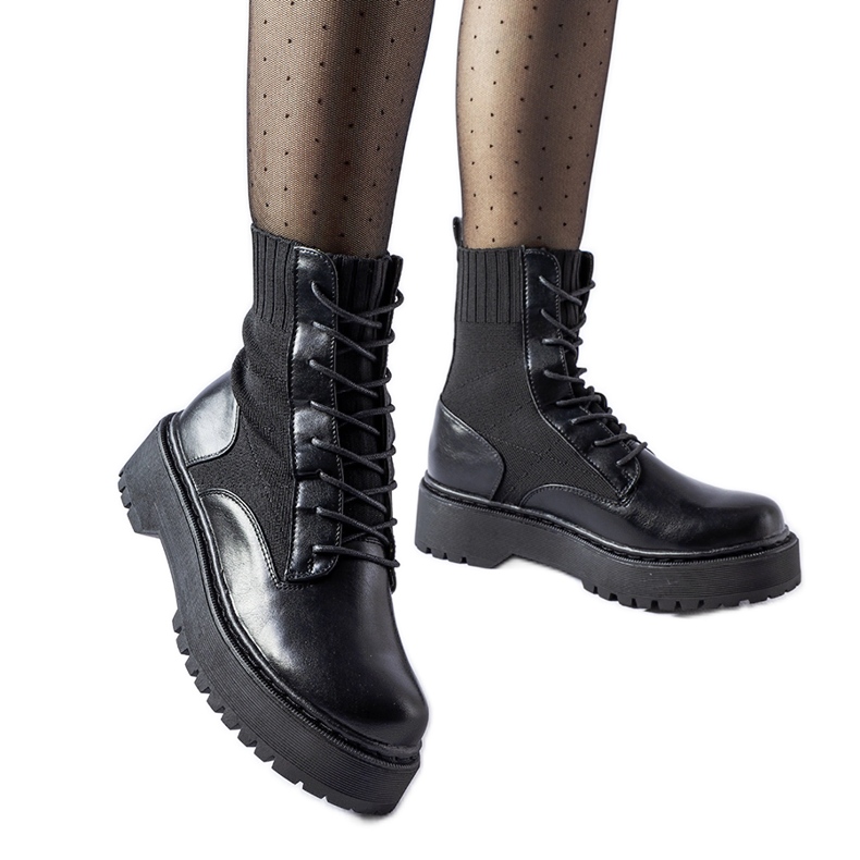 Fekete Sebastiano felbújós zoknis munkások