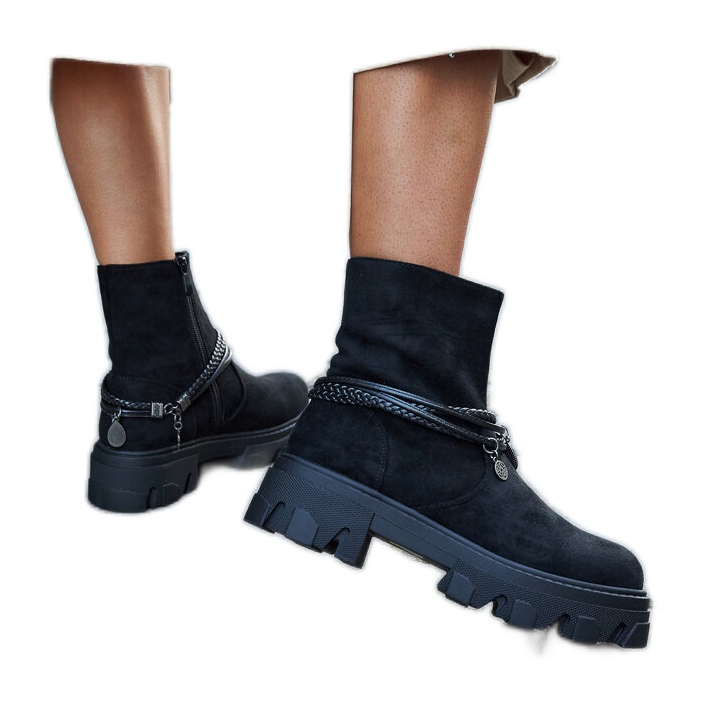 Fekete bokacsizma dekoratív karkötővel