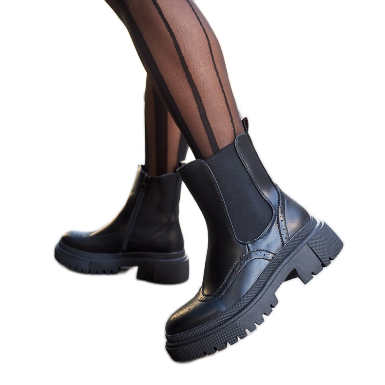 Fekete, Castella varrással díszített bokacsizma