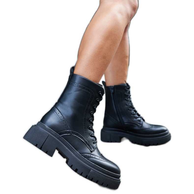 Nicla varrással díszített fekete csizma Nicla varrással díszített fekete csizma