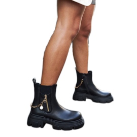 Fekete bokacsizma dekoratív Archard lánccal