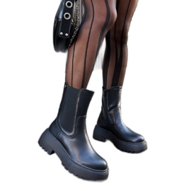 Fekete szigetelt csizma a platformon