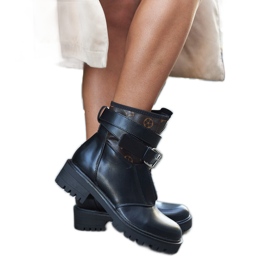 Fekete csizma dekoratív Domus pánttal