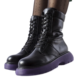 Fekete szigetelt cipő lila talppal Beata