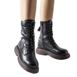 Fekete szigetelt csizma barna talppal Beata