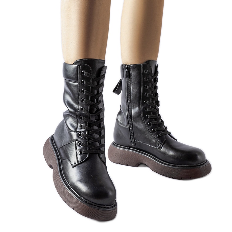 Fekete szigetelt csizma barna talppal Beata