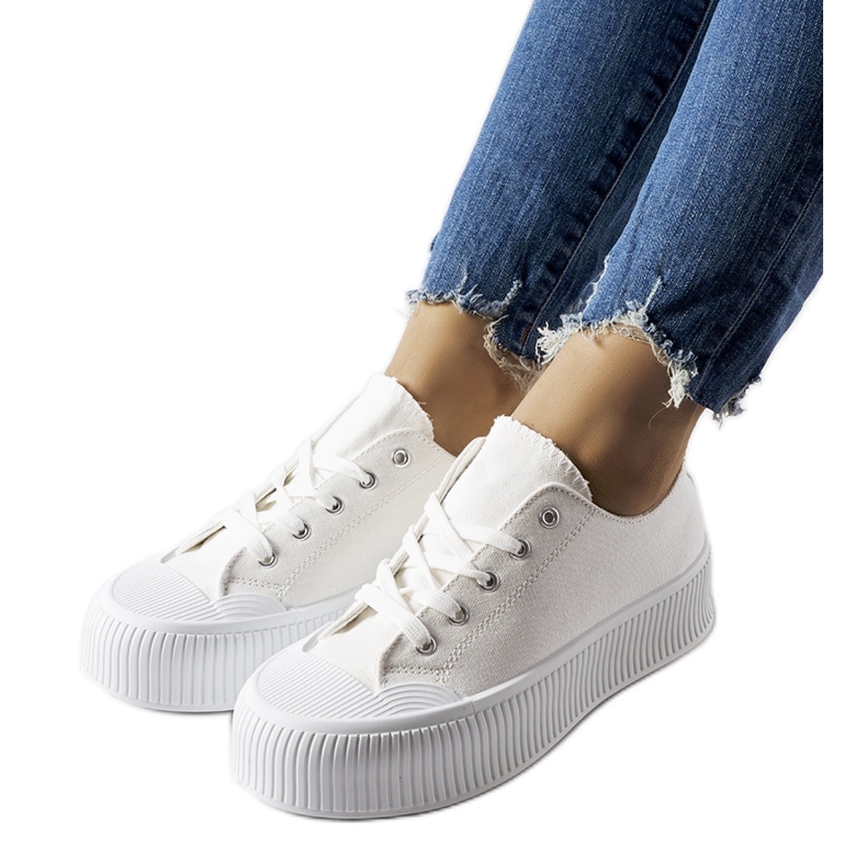 Fehér tornacipő vastag Fortunata platformon