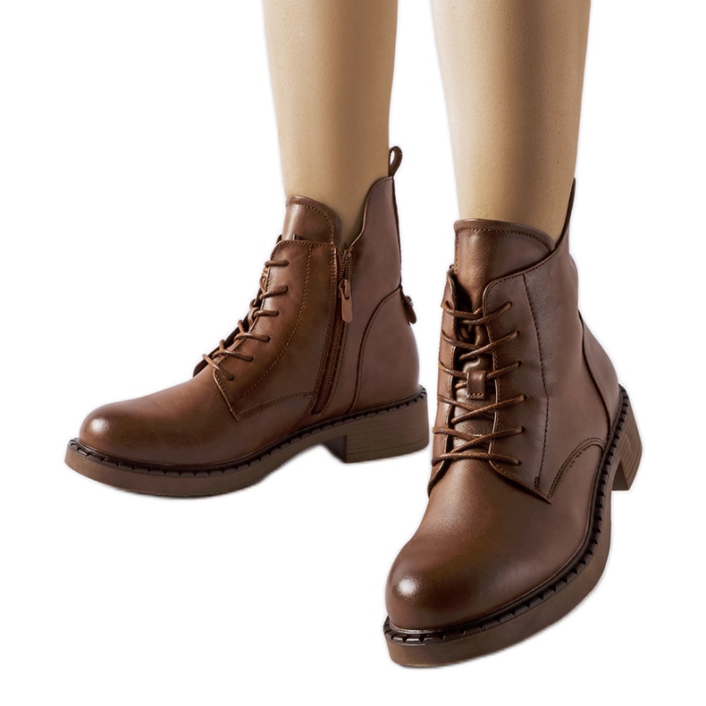 Barna aszimmetrikus lapos csizma a Solza márkától