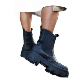 Fekete bokacsizma látható Moriano futófelülettel Fekete bokacsizma látható Moriano futófelülettel