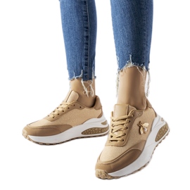 Barna és fehér tornacipő dekoratív Acciano szálakkal