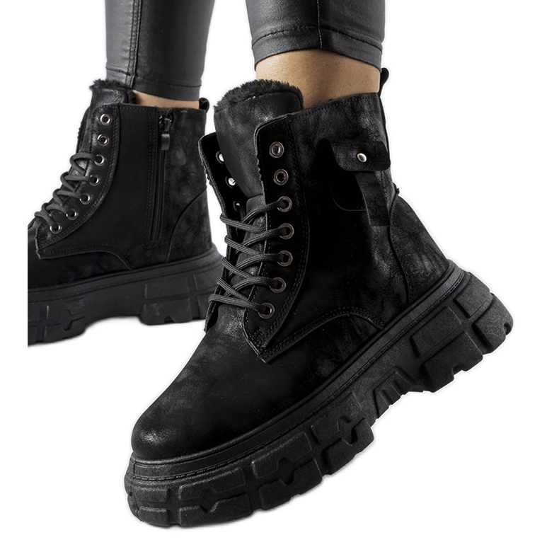 Inna Fekete szigetelt csizma a Lina platformon