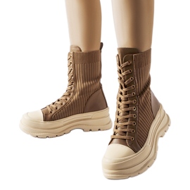 Barna zoknis munkások vastag talppal a Vittotól