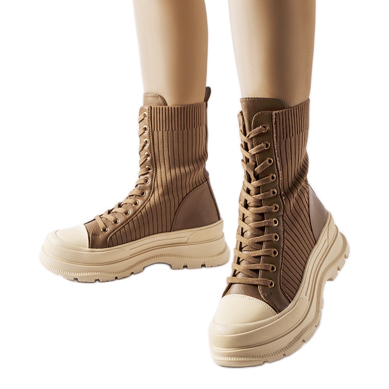 Barna zoknis munkások vastag talppal a Vittotól