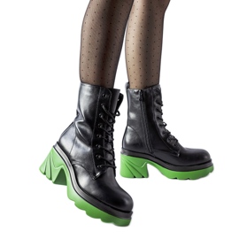 Fekete szigetelt cipő zöld Costa sarokkal