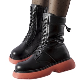 Fekete szigetelt csizma rózsaszín Beata talppal Fekete szigetelt csizma rózsaszín Beata talppal