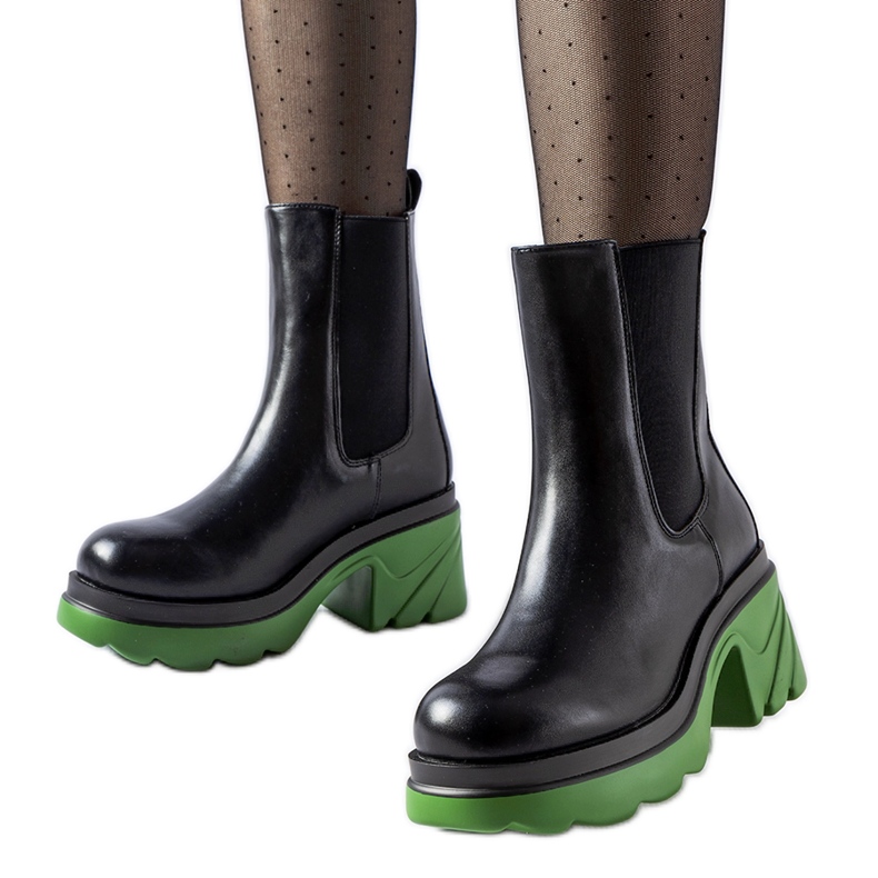 Fekete szigetelt bokacsizma zöld Tirano sarokkal