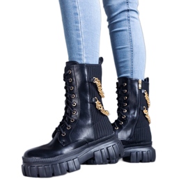 Fekete csizma Crocemosso láncokkal díszítve Fekete csizma Crocemosso láncokkal díszítve