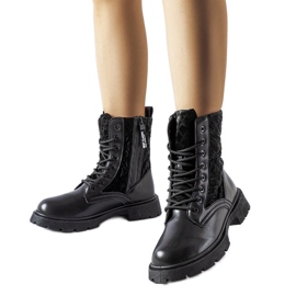 Jalbert foltvarrással díszített fekete csizma Jalbert foltvarrással díszített fekete csizma