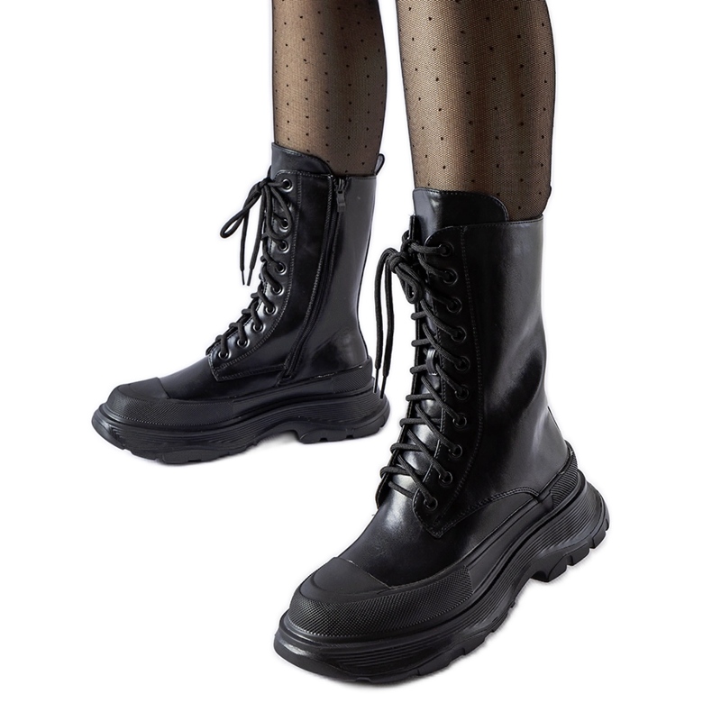 Fekete munkáscipő vastag fekete Crosia talppal