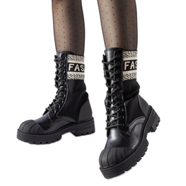 Fekete zoknis cipő fehér Daria felirattal Fekete zoknis cipő fehér Daria felirattal