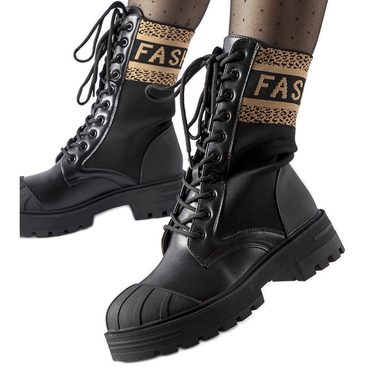 Fekete zoknis cipő barna Daria felirattal