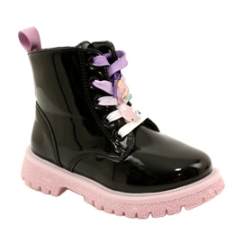 Lakkozott csizma dekoratív kapcsokkal Miss 23DZ23-6582 fekete