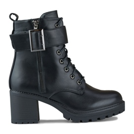 Fekete női bokacsizma nagy csattal