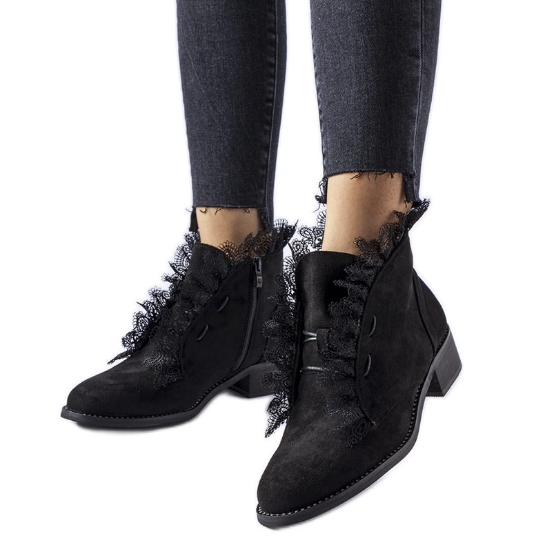 Belviglieri fekete bokacsizma strasszokkal és csipkével