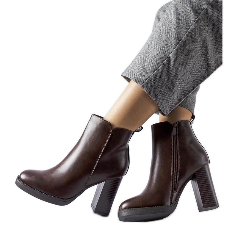 Barna szigetelt bokacsizma a Sambrusontól