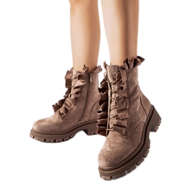 Barna csizma fodrokkal, öko-velúr Sterpito