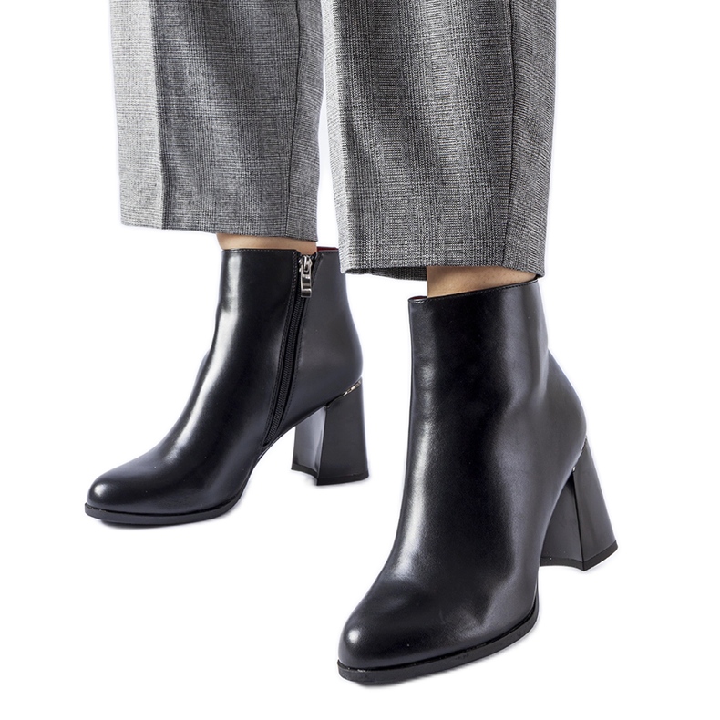 Fekete szigetelt bokacsizma dekoratív Clivi sarokkal