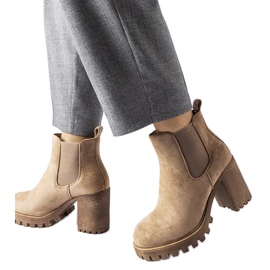 Bézs bokacsizma masszív Montelparo sarokkal