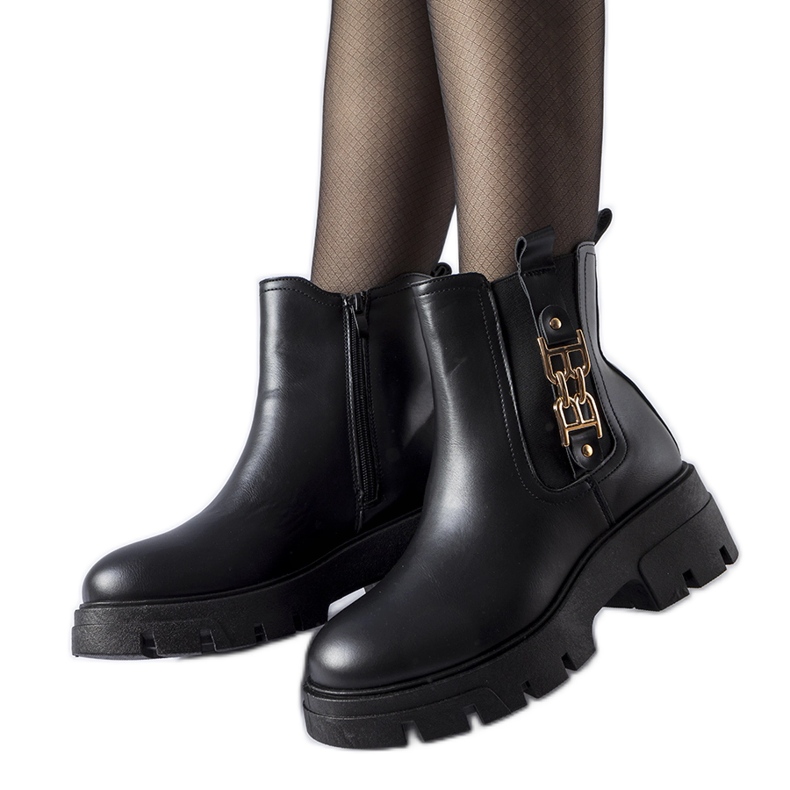 Fekete masszív bokacsizma dekoratív Nuovo csattal