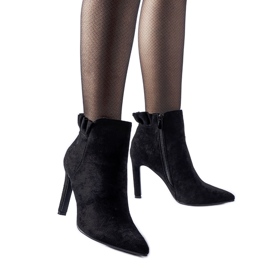 Fekete bokacsizma fodros Dolcelino magassarkún