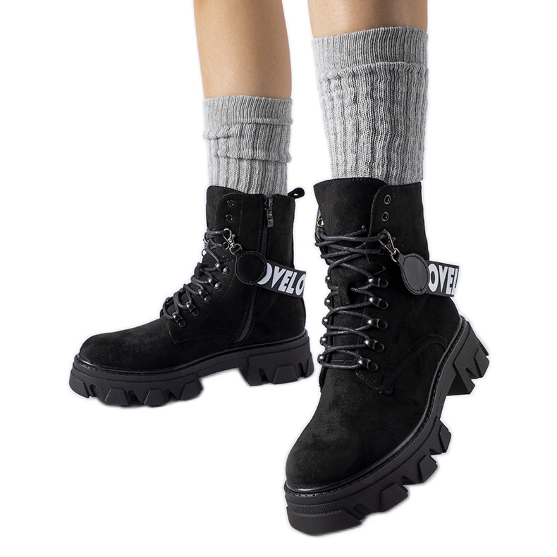 Fekete bokacsizma dekoratív levehető pánttal