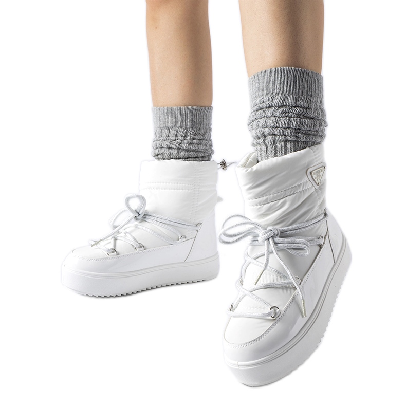 Fehér szigetelt hócsizma elasztikus Oslaviával