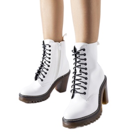 Ezio fehér fűzős bokacsizma