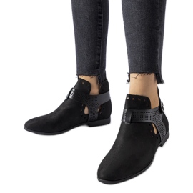 Fekete áttört, mélyen dekoltált bokacsizma a Lungodorától