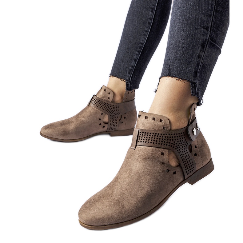 Barna, áttört, mélyen dekoltált bokacsizma a Lungodorától bézs