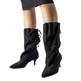 Fekete velúr öko-velúr bebújós csizma magas sarkúval